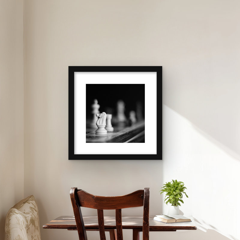 Jeu d'échecs monochromes - impression encadrée en noir et blanc, H 16 po x l 16 po