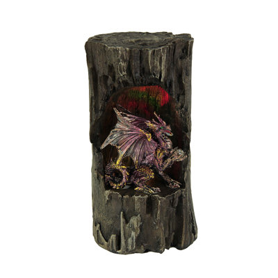 Statue de dragon gothique en résine violette métallisée avec orbe dans un tronc brun, éclairée par une DEL 5 couleurs, hauteur 19,7 cm (7,75 pouces).