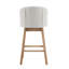 Tabouret de bar Elara pivotant à 360°, hauteur du siège 82 cm, revêtement capitonné, structure en hévéa massif, dossier capitonné.