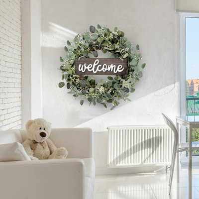 Couronne d'eucalyptus avec panneau de bienvenue - vert - couronne artificielle de 20 pouces pour porte d'entrée, mur ou porche, décor de ferme toutes saisons