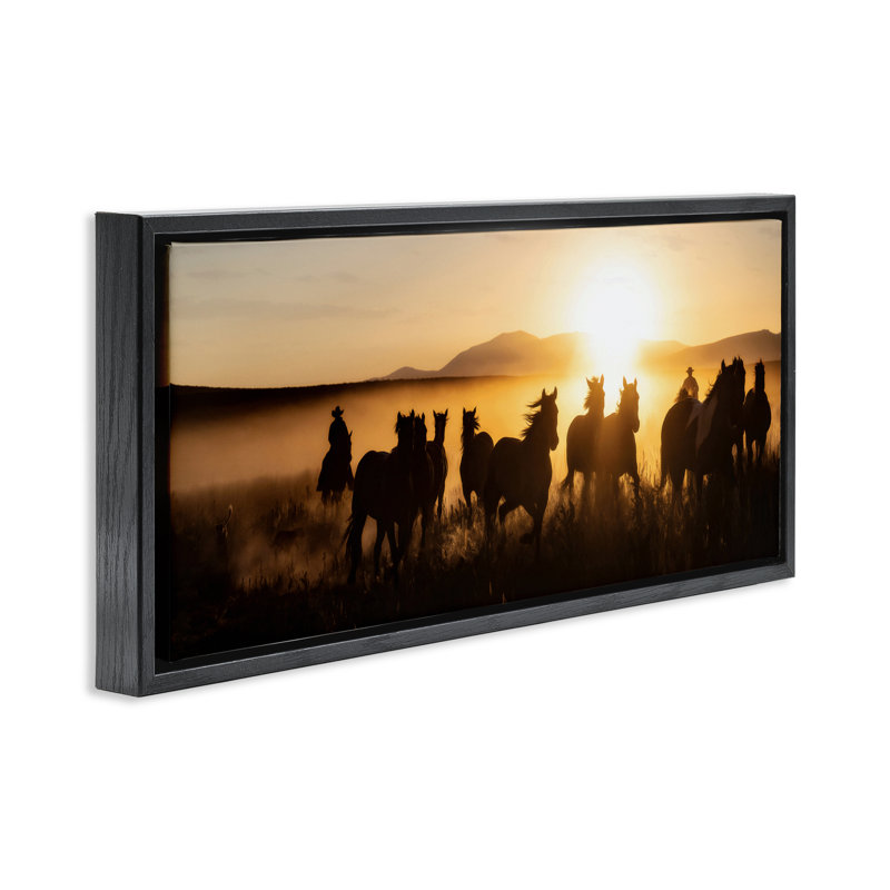 «Cowboy Silhouettes at Sunset», art mural encadré flottant par PHBurchett, H 11 po x l 25 po, Cadre flottant noir de jais