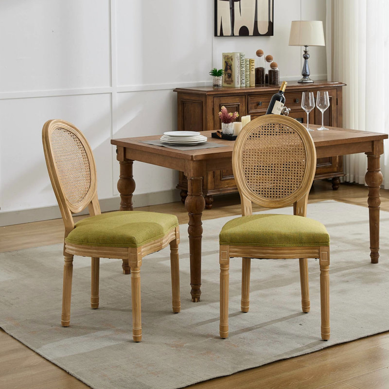 De 2 chaises de salle à manger à structure olive en bois d'hévéa massif de style français avec peinture à dossier olive et coussins peints pour une pièce charmante