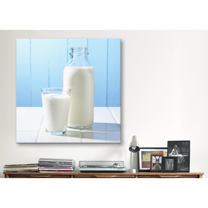 "Food and Cuisine Milk Glass and Bottle on Counter", reproduction de photo sur toile, H 26 po x l 26 po x P 1,5 po