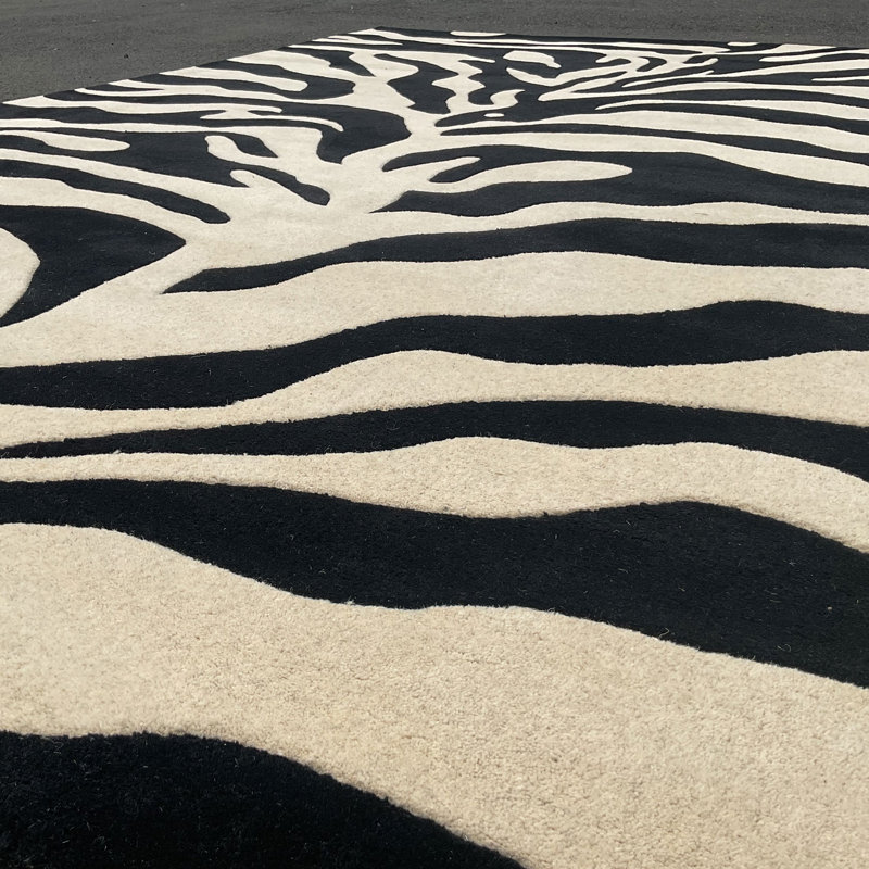 Tapis noir / blanc touffeté à la main