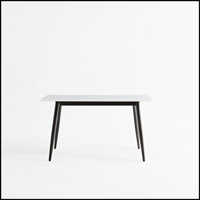 Grande table de salle à manger rectangulaire en pierre avec base en métal solide, parfaite pour les cuisines modernes et les salles à manger élégantes.