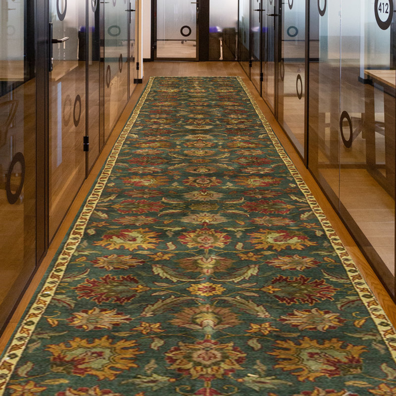 Tapis de couloir vert et ivoire noué à la main de haute qualité