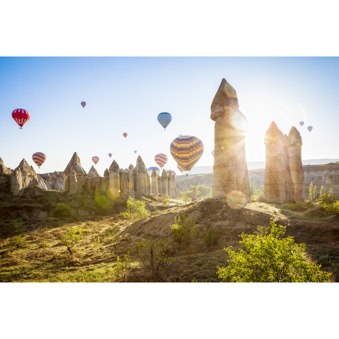 Heißluftballons über dem Liebestal, Kappadokien, Türkei von Aprott - Drucken