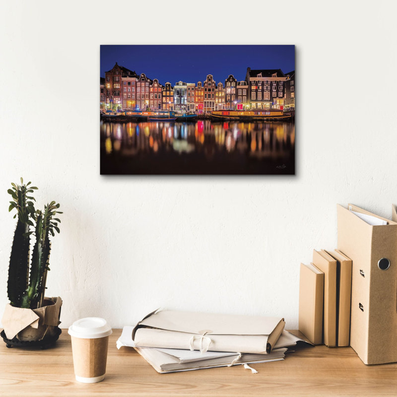 «Building Row Reflections 4» par Martin Podt, estampe numérique sur toile, H 12 po x l 18 po x P 0,75 po