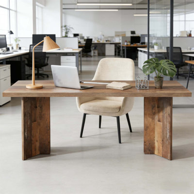 Bureau de direction robuste de style campagnard avec grande surface de travail et facile à assembler, parfait pour la maison ou le bureau.