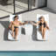 Table d'appoint extérieure sans assemblage, chaise longue de piscine en forme de S à montage rapide, table de bout de piscine en plastique étanche avec 2 porte-gobelets et 1 support pour tablette, indispensable pour se détendre en plein air (lot de 2)-124434259