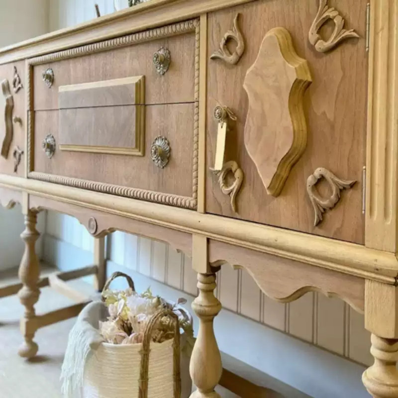 Buffet Retro Luxury Home