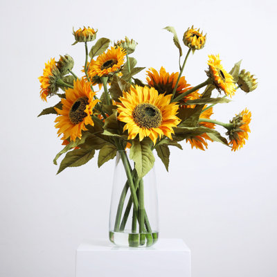 Arrangement floral de tournesol géant dans un grand vase en forme de goutte d'eau