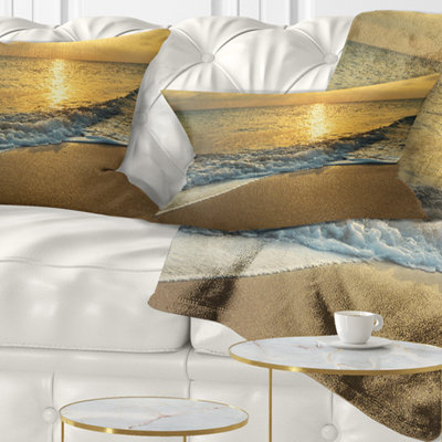 Oreiller moderne sous jaune coucher de vagues