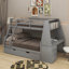 Lit simple superposé au dessus d'un lit double avec lit gigogne et bureau-118031969