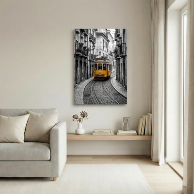 Jaune sur une rue pavée, art mural sur toile noir et blanc