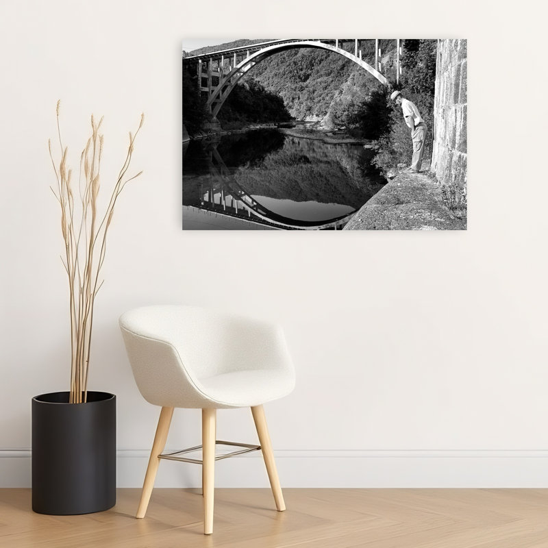 «Man by Reflection Bridge», impression spectaculaire de paysage forestier abstrait, 24" H x 36" W