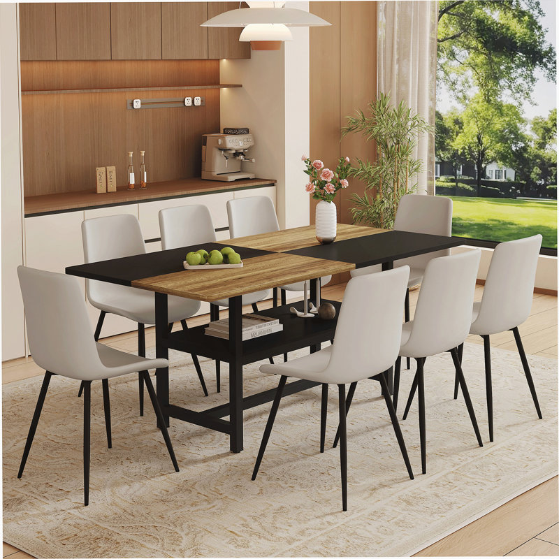 Table de salle à manger spacieuse en bois et noire avec rangement et 8 confortables chaises en polyuréthane gris clair, parfaites pour les réunions de famille et les réunions de société.