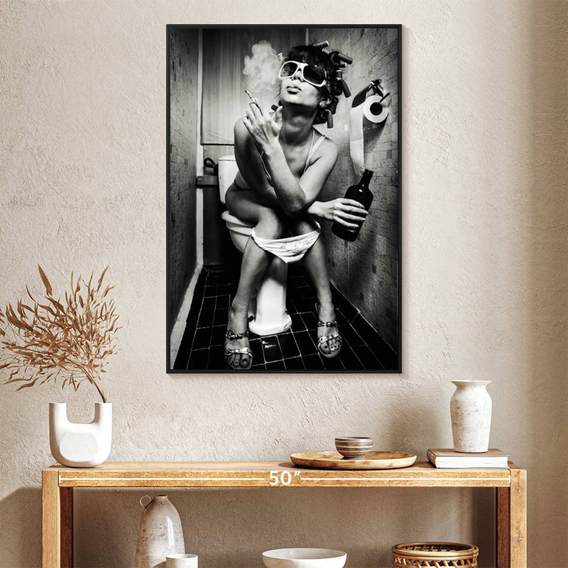 Femme dans la toilette, Cadre flottant noir, 27 po x 40 po