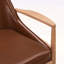 Fauteuil de style Mid-Century moderne avec structure en bois et dossier haut pour la détente