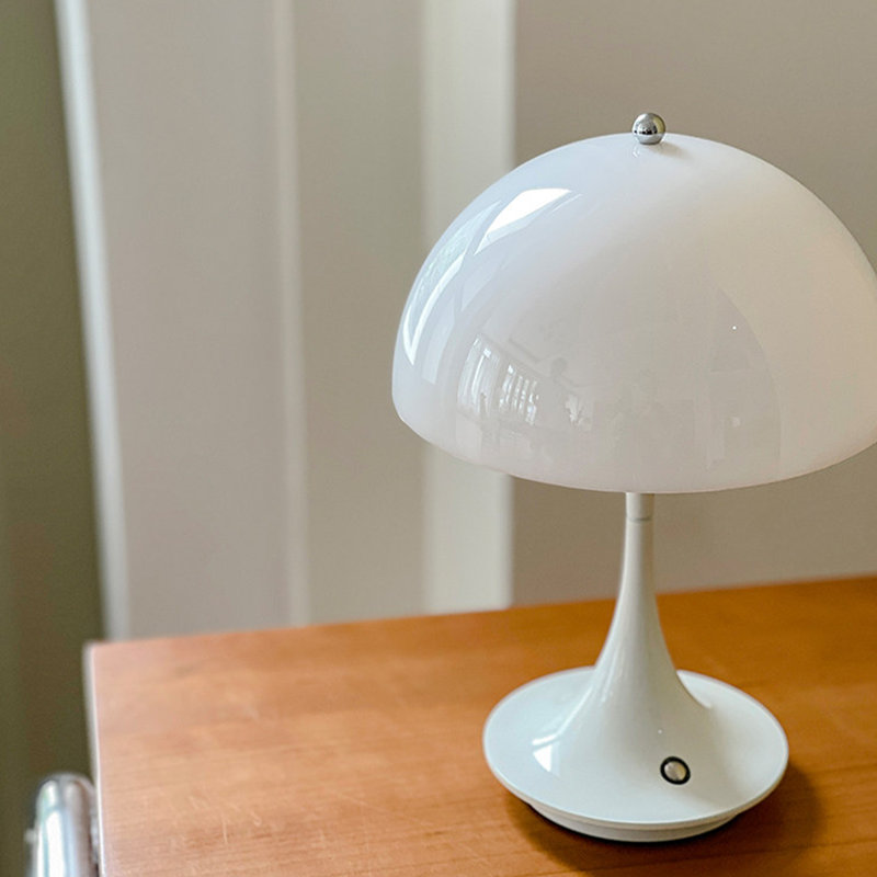 Petite lampe de table moderne en acrylique blanc avec abat-jour en acrylique pour le salon de la chambre à coucher, ampoule incluse