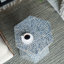 Tabouret d'appoint moderne géométrique bleu avec incrustation de Capiz, table d'appoint hexagonale pour le salon, la chambre à coucher ou le vestibule