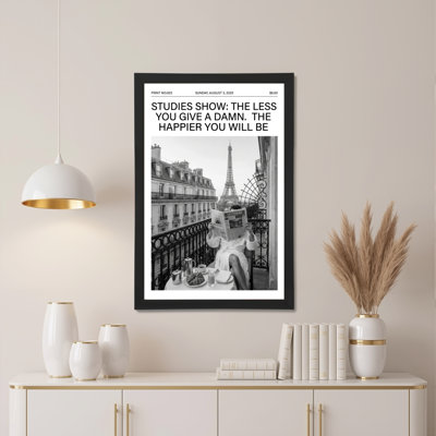 Scène parisienne noire et blanche avec tour Eiffel et femme lisant un journal, impression sur toile tendue sur toile, ensemble de 1