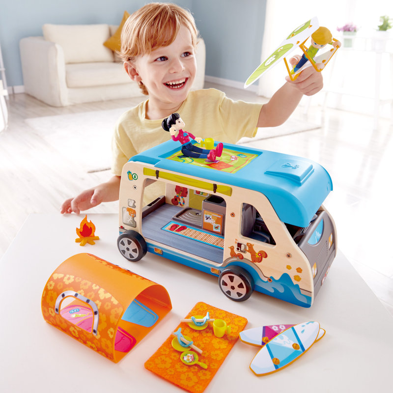 Hape Adventure Van - Ensemble de jeu avec figurines et accessoires, jeu de société, camping-car, surf, enfants de 3 ans et plus
