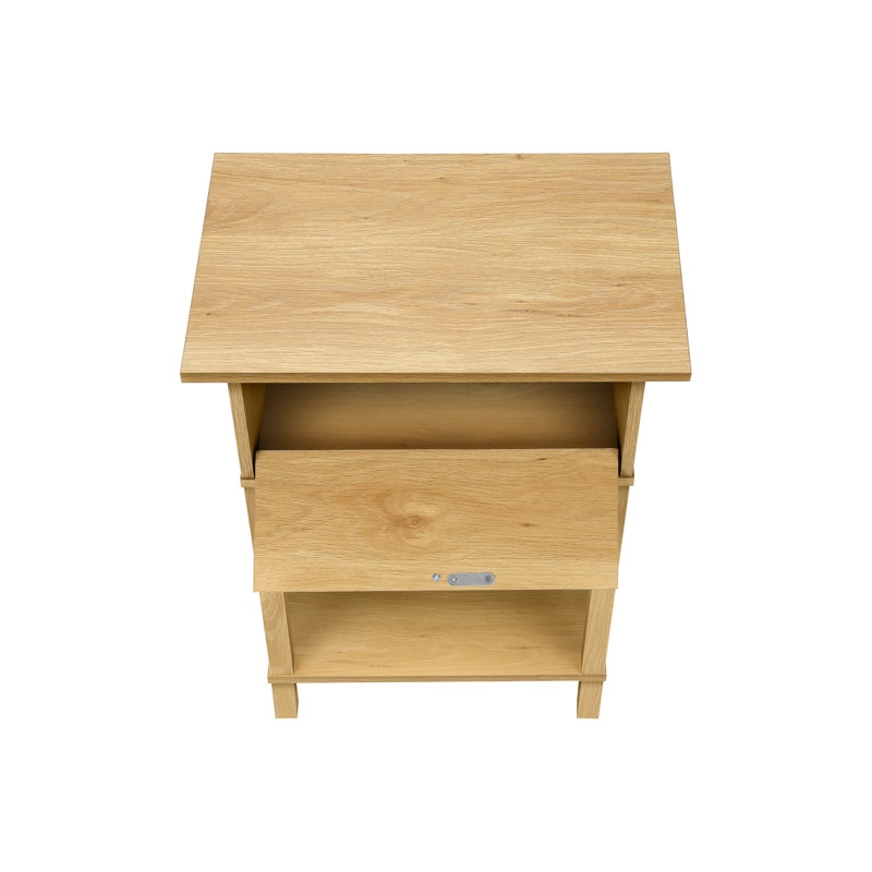 Table d'appoint décontractée à deux niveaux de 61 cm de hauteur, avec dessus en stratifié naturel et panneau, idéale comme table de chevet dans une chambre ou un salon. Étagère de rangement fermée.
