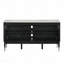 Console de style contemporain avec plateau en pierre frittée et pieds en flèche argentés avec tablettes ouvertes et salon noir et blanc