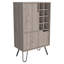 Îlot de cuisine, une armoire, quatre tablettes ouvertes
