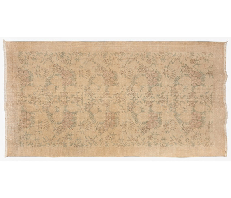 Tapis turc vintage noué à la main de conception unique dans une couleur neutre