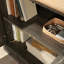 Armoire utilitaire en bois d'ingénierie autoportante au fini brun avec tablettes réglables pour un espace de rangement principal polyvalent de 30,83