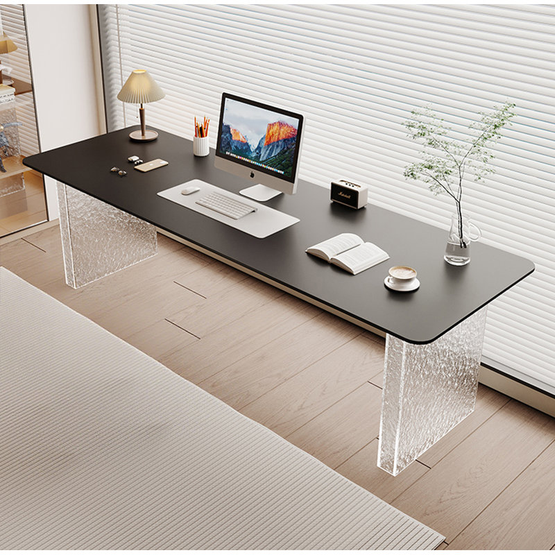 Bureau d'écriture contemporain avec pieds en acrylique ondulé givré et surface en pierre frittée, Noir / blanc
