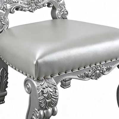 Chaise de salle à manger à dossier haut sculptée et capitonnée
