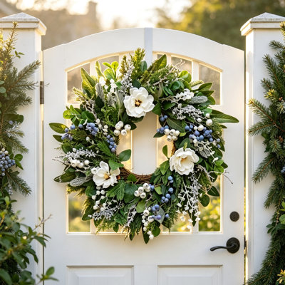 Couronne d'hiver de 60 cm pour porte d'entrée, composée de fleurs blanches, de baies bleues, de verdure givrée, de feuilles d'eucalyptus, de baies blanches et de feuillage naturel. Décoration hivernale idéale pour une maison de campagne, rustique ou de style forestier, à l'intérieur comme à l'extérieur (couvert).