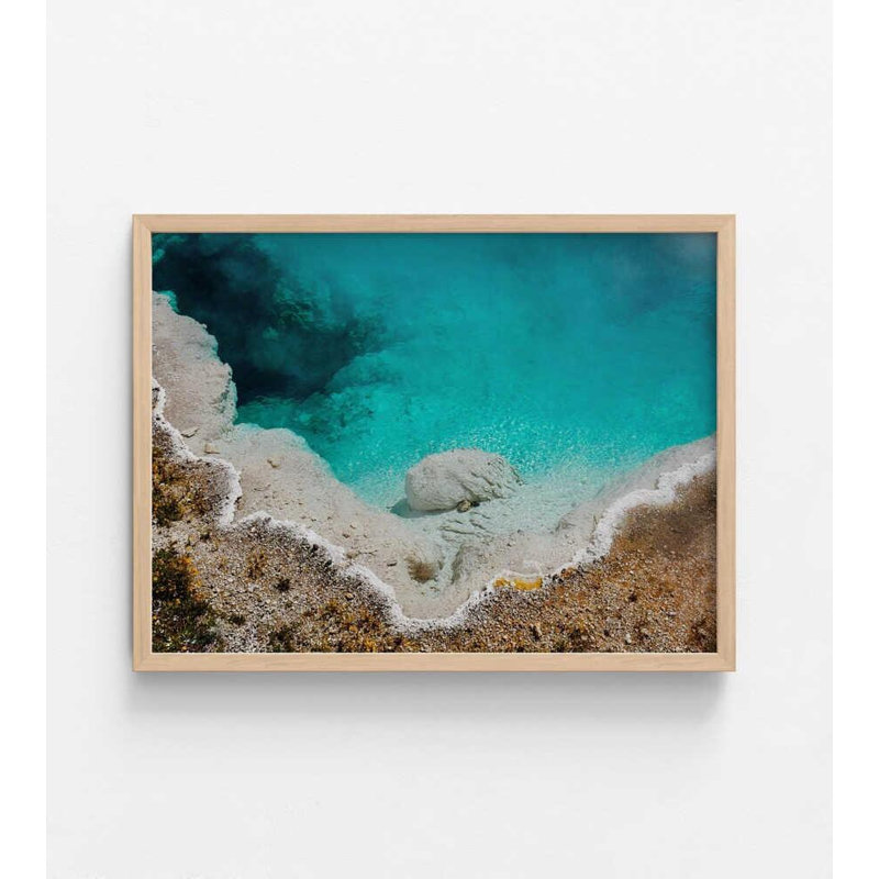 Photo de piscine turquoise géotherme, eau bleue vibrante, textures de terre, H 36 po x l 48 po, Tanné, Ne s’applique pas