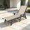 Chaise longue de patio en PEHD et textilène toutes saisons avec accoudoirs, dossier réglable à 5 positions, roues et porte-gobelet intégré