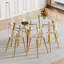 Ensemble de table et de chaises. Ensemble de table de salle à manger moderne et luxueux en verre trempé rectangulaire avec chaises en plastique transparent avec pieds en métal doré. Apportez une expérience de maison confortable à la cuisine.-834160124-834160126