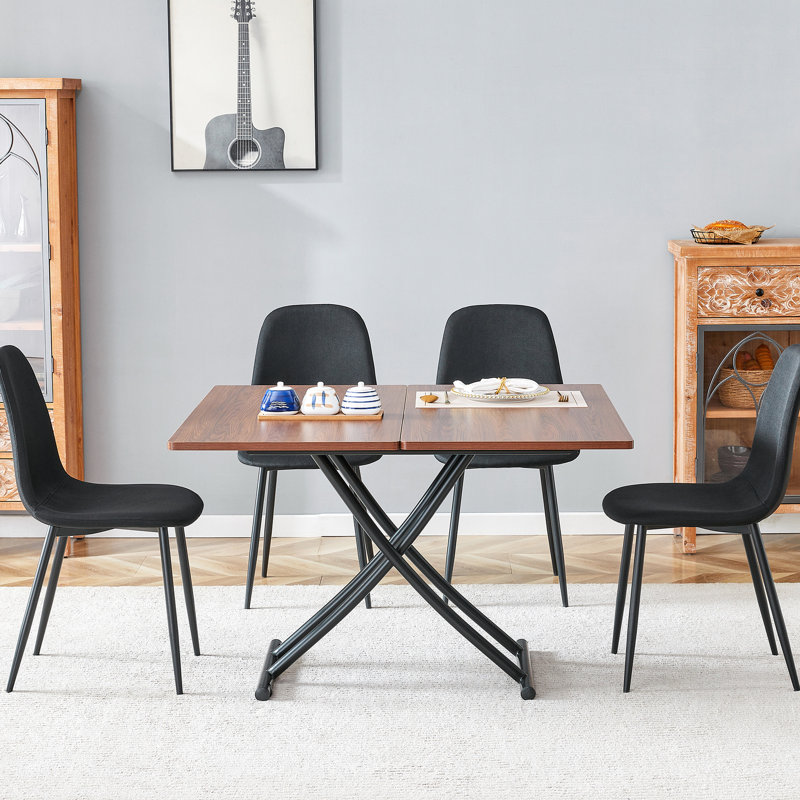 Table de salle à manger moderne et ajustable avec bureau texturé en noyer, pieds en métal noir et quatre sièges rembourrés en coton, parfaits pour les petits espaces