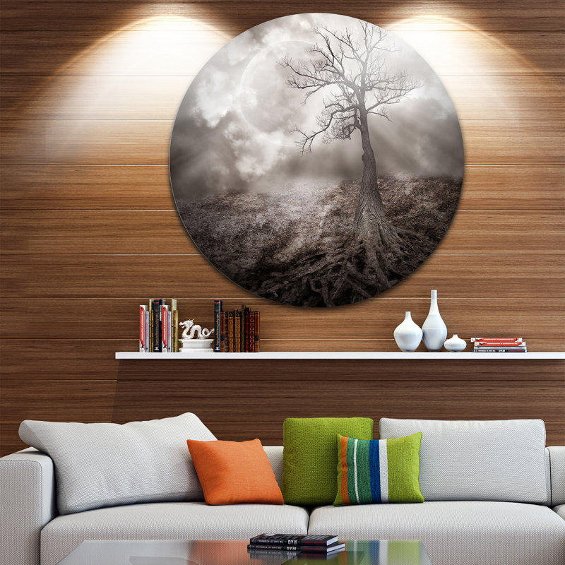 « satree holding the moon », impression sur métal, H 23 po x l 23 po x P 1 po
