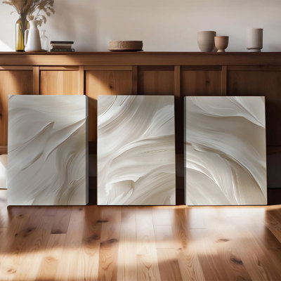 Ensemble de 3 affiches murales encadrées, toiles texturées beige crème abstraites, style minimaliste moderne, idéal pour le salon, la chambre à coucher, le bureau et la décoration intérieure. Œuvre contemporaine aux tons neutres doux et aux coups de pinceau fluides.