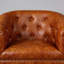 Fauteuil d'appoint tonneau en similicuir, fauteuil club moderne capitonné avec garniture cloutée.-1661692431