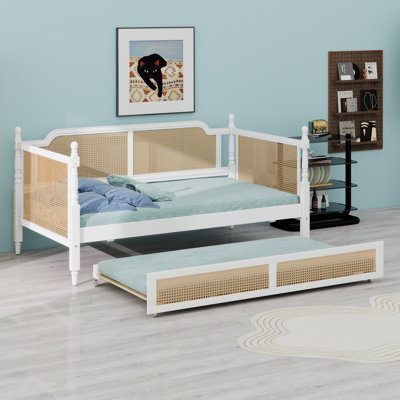Lit de jour en rotin traditionnel avec lit gigogne, solution peu encombrante pour les chambres d'amis et les espaces restreints