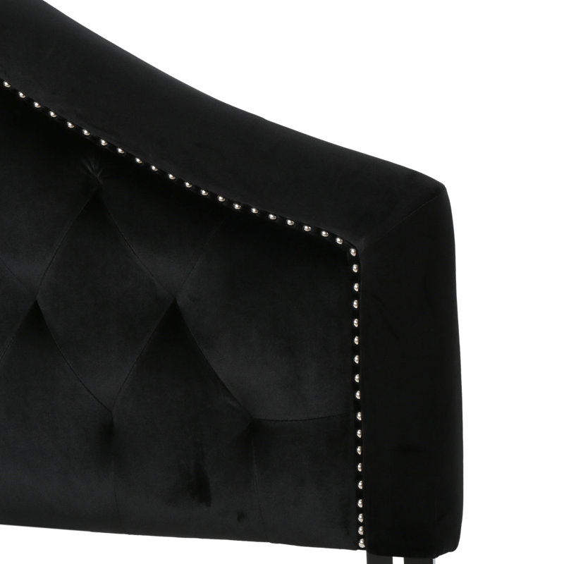 Tête de lit à boutons avec grand lit en velours noir, ajoutant une touche contemporaine à la chambre à coucher alliant esthétique et capitonnage