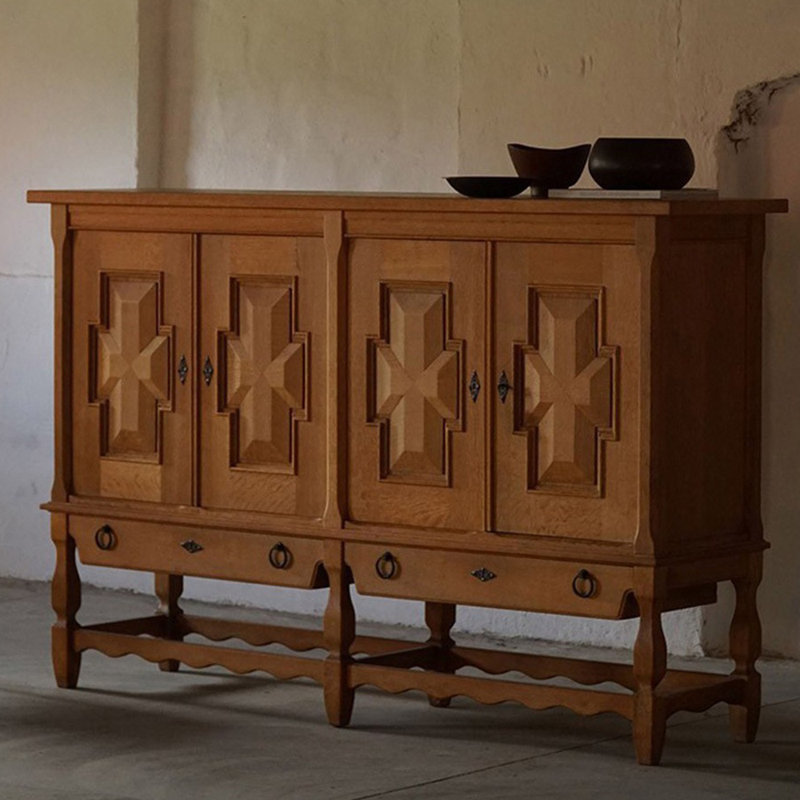Retro minimalist high-end sideboard, 31.5" H x 66.9" W x 15.7" D
