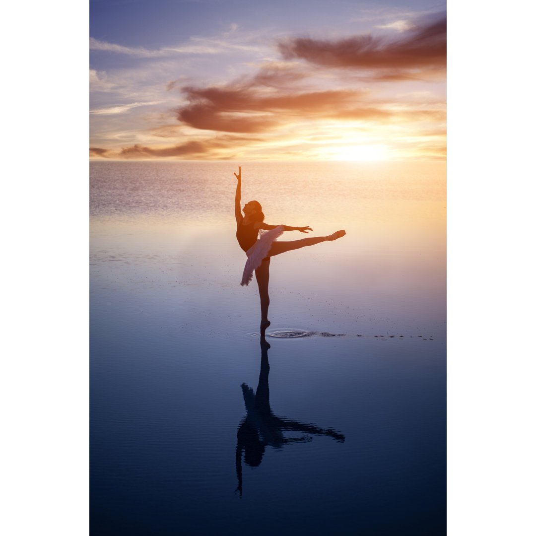 Ballerina tanzt bei Sonnenuntergang auf dem See - Leinwandbild