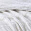 Courtepointe en microfibre blanc très grand / très grand blanc à volants, housse 100% avec coussin contrastant 4 pièces à volants avec très grand jeté, look élégant-127364626