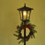 Lampadaire solaire réglable 59 "avec couronne de pin permanente - Base composite résistante aux intempéries pour un décor de jardin et de porche à l'année