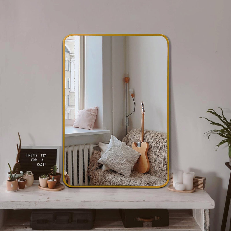 Miroir de salle de bain rectangulaire en métal doré pour mur, parfait pour rehausser un décor moderne et élégant.