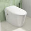 Toilette allongée blanche en céramique blanche avec pompe à eau intégrée et chasse à bouton-poussoir